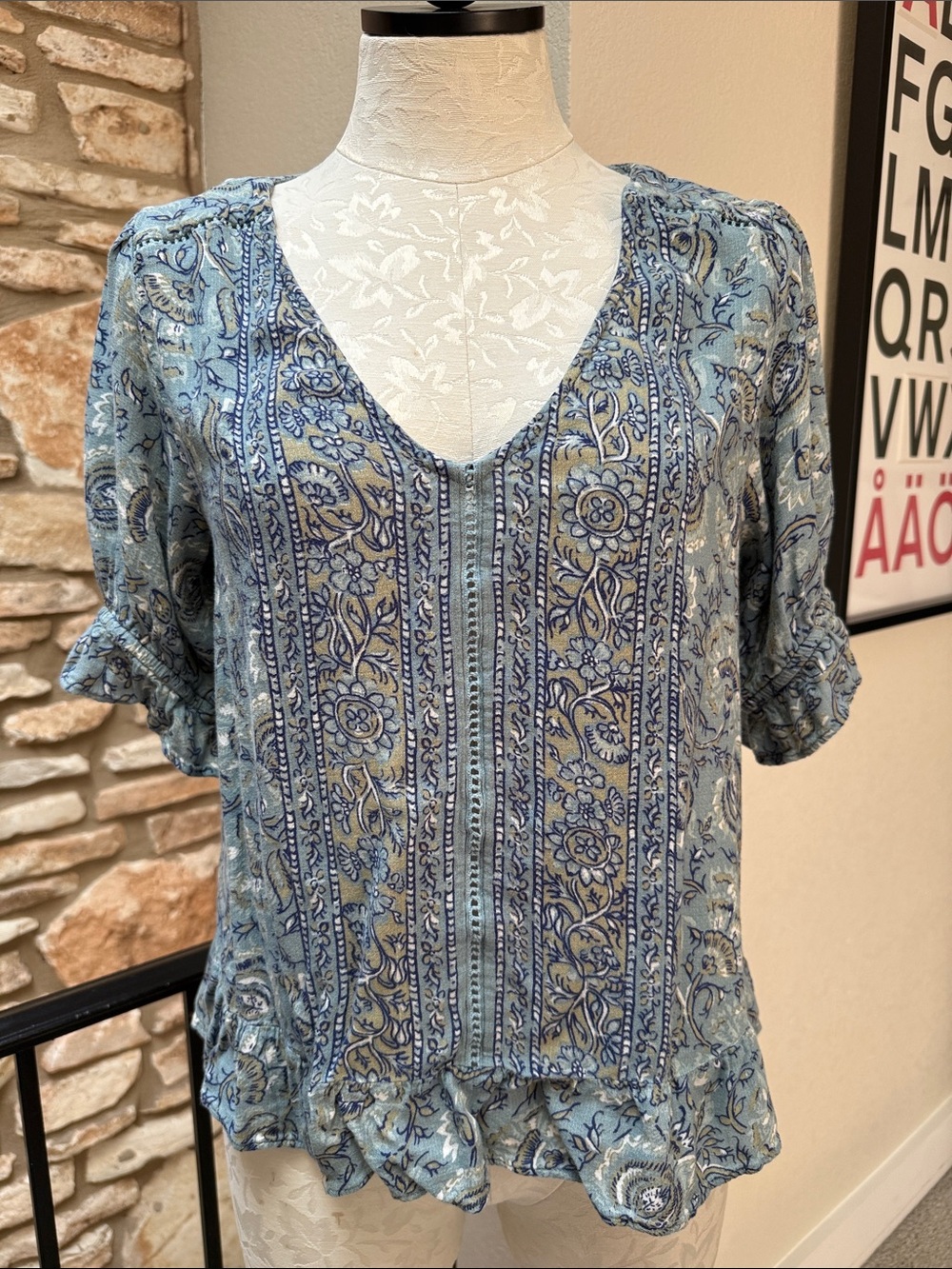 Lucky Brand Blue Floral V-Neck Ruffle Hem Blouse